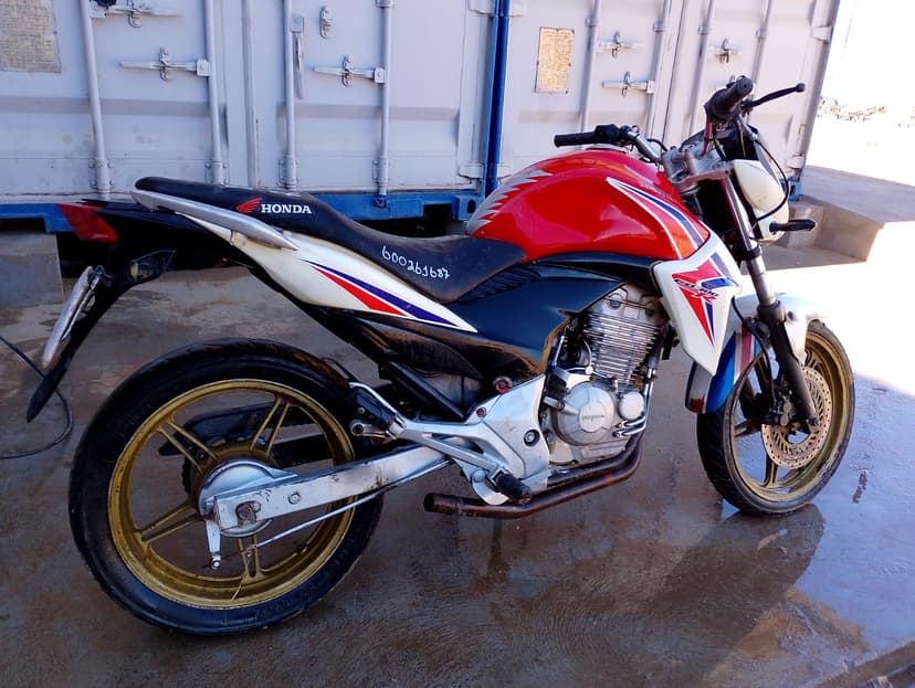 SUCATA APROVEITAVEL COM MOTOR INSERVIVEL HONDA / CB 300R - 2010/2011