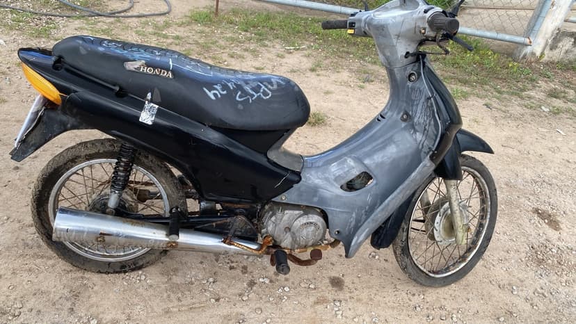 SUCATA APROVEITAVEL COM MOTOR INSERVIVEL HONDA / C100 BIZ ES - 2002/2002