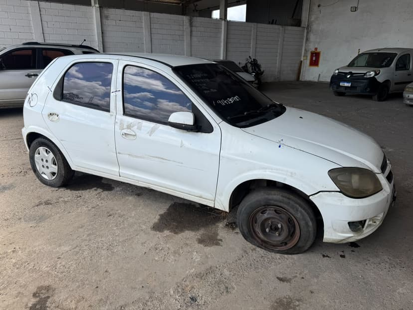 VEÍCULO CONSERVADO CHEVROLET / CELTA 1.0L LT - 2012/2013