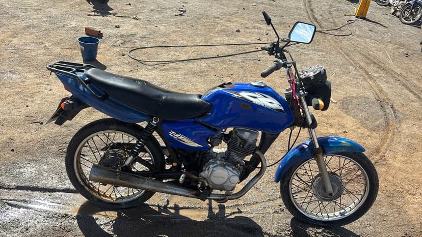 SUCATA APROVEITAVEL COM MOTOR INSERVIVEL HONDA / CG 125 TITAN KS - 2001/2001