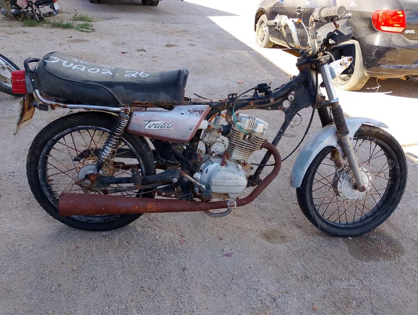 SUCATA APROVEITAVEL COM MOTOR INSERVIVEL HONDA / CG 125 - 1983/1983