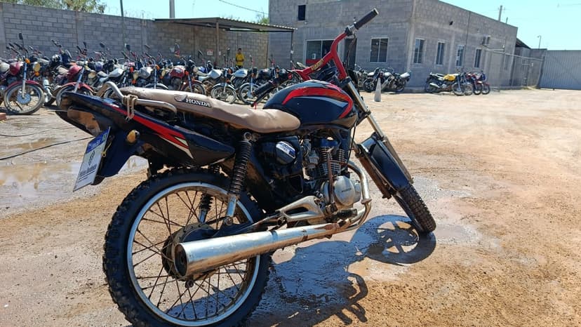SUCATA APROVEITAVEL COM MOTOR INSERVIVEL HONDA / CG 150 TITAN KS - 2004/2004