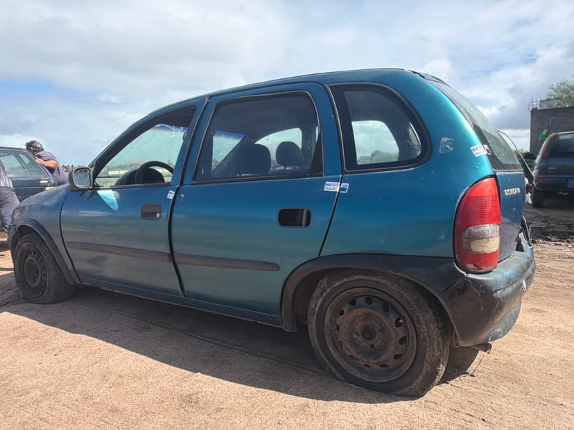 SUCATA APROVEITAVEL COM MOTOR INSERVIVEL GM / CORSA GL - 1995/1996