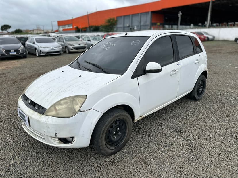 VEÍCULO CONSERVADO FORD / FIESTA 1.6 - 2003/2003