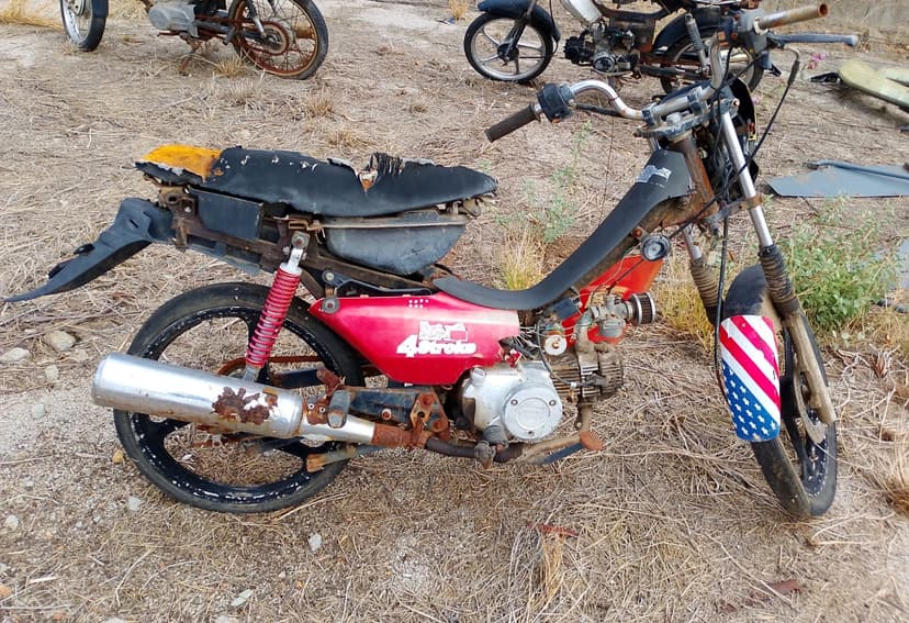 SUCATA APROVEITAVEL COM MOTOR INSERVIVEL JONNY / 4STROKE - N/I/N/I