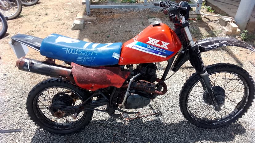 	SUCATA APROVEITAVEL COM MOTOR INSERVIVEL HONDA / XLX 250 R - 1986/1986