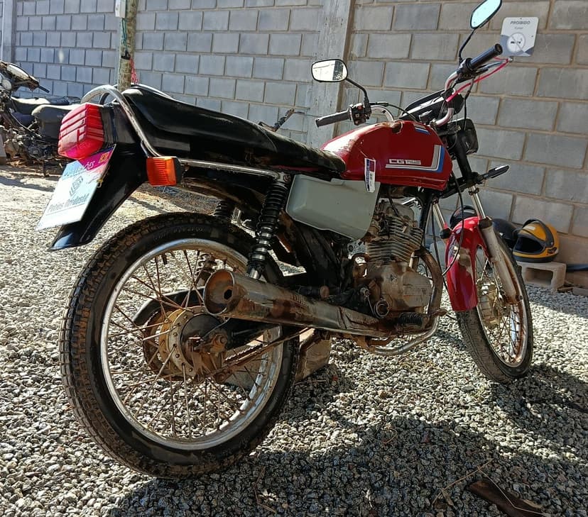 SUCATA APROVEITAVEL COM MOTOR INSERVIVEL HONDA / TURUNA 125 - 1983/1983