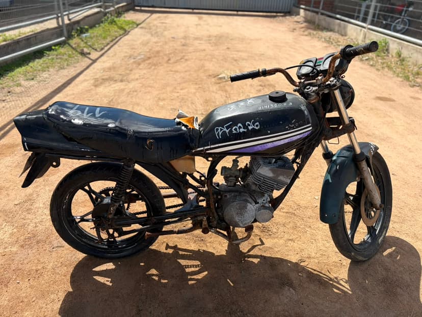 SUCATA APROVEITAVEL COM MOTOR INSERVIVEL YAMAHA / RD 135 - 1994/1994