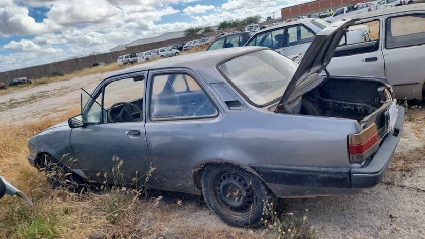 SUCATA APROVEITAVEL COM MOTOR INSERVIVEL GM / CHEVETTE - 1985/1985