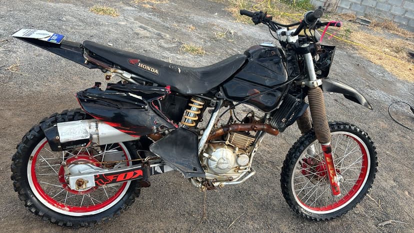 SUCATA APROVEITAVEL COM MOTOR INSERVIVEL HONDA / XR 250 TORNADO - 2004/2004