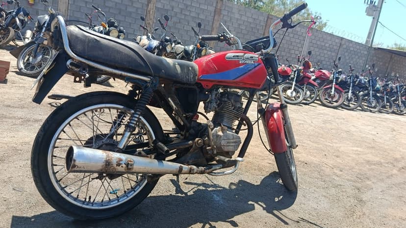 SUCATA APROVEITAVEL COM MOTOR INSERVIVEL HONDA / ML 125 - 1985/1986