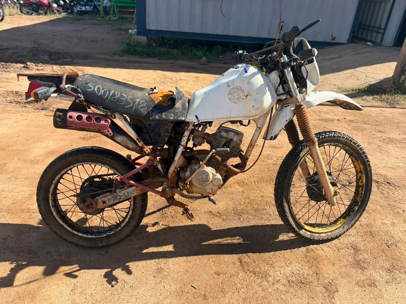 SUCATA APROVEITAVEL COM MOTOR INSERVIVEL HONDA / XLX 250 R - 1988/1988