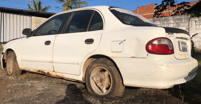 SUCATA APROVEITAVEL COM MOTOR INSERVIVEL IMP / HYUNDAI ACCENT GLSR - 1997/1998