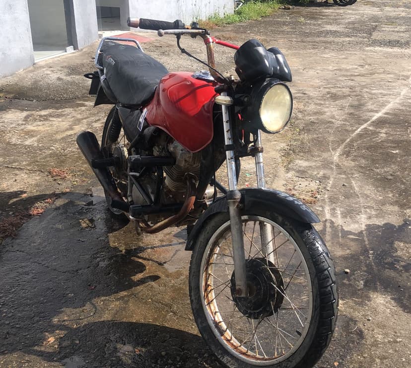 SUCATA APROVEITAVEL COM MOTOR INSERVIVEL HONDA / CG 125 TITAN KS - 2000/2000